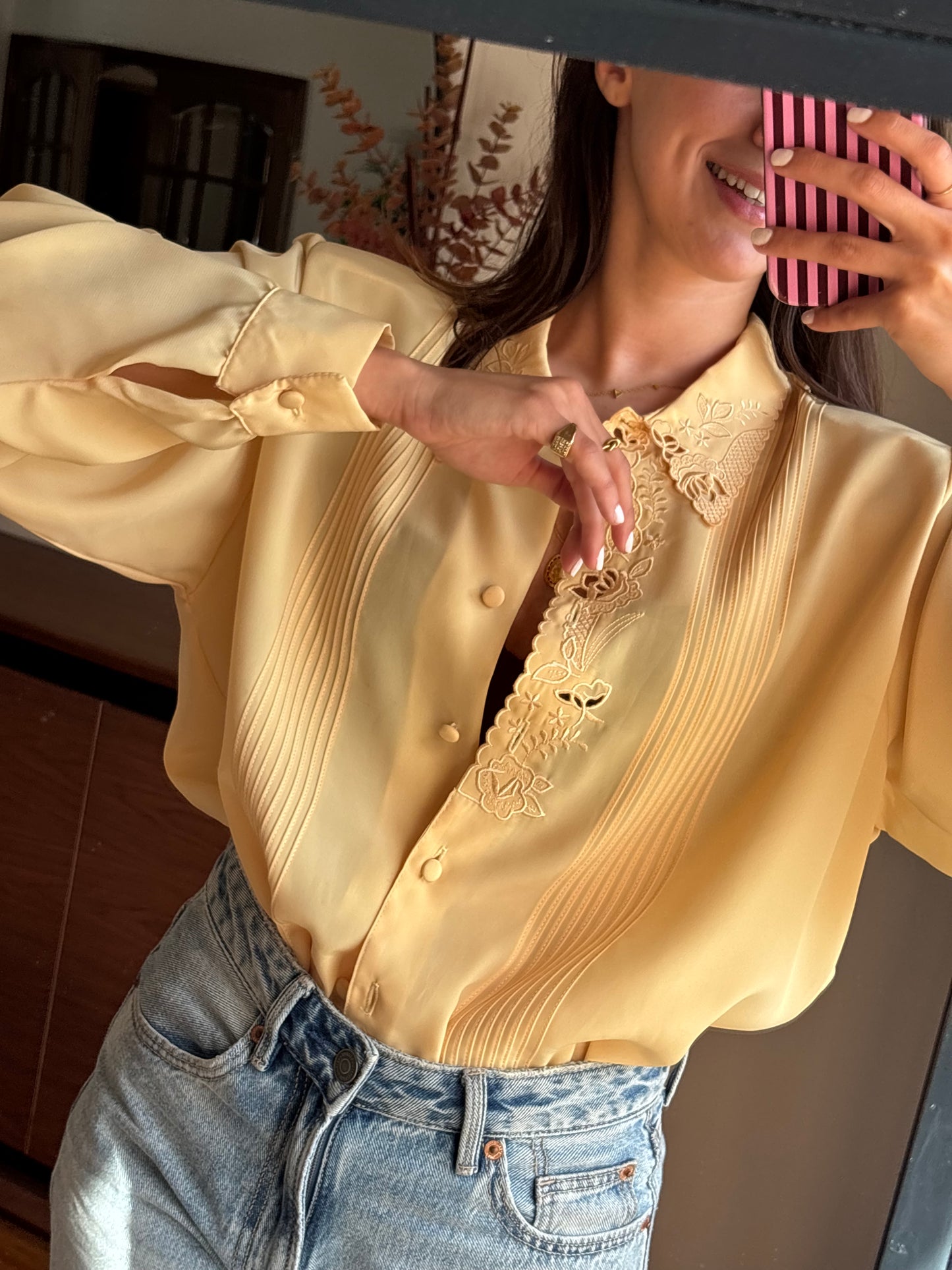 Blusa acetinada amarelo manteiga com renda