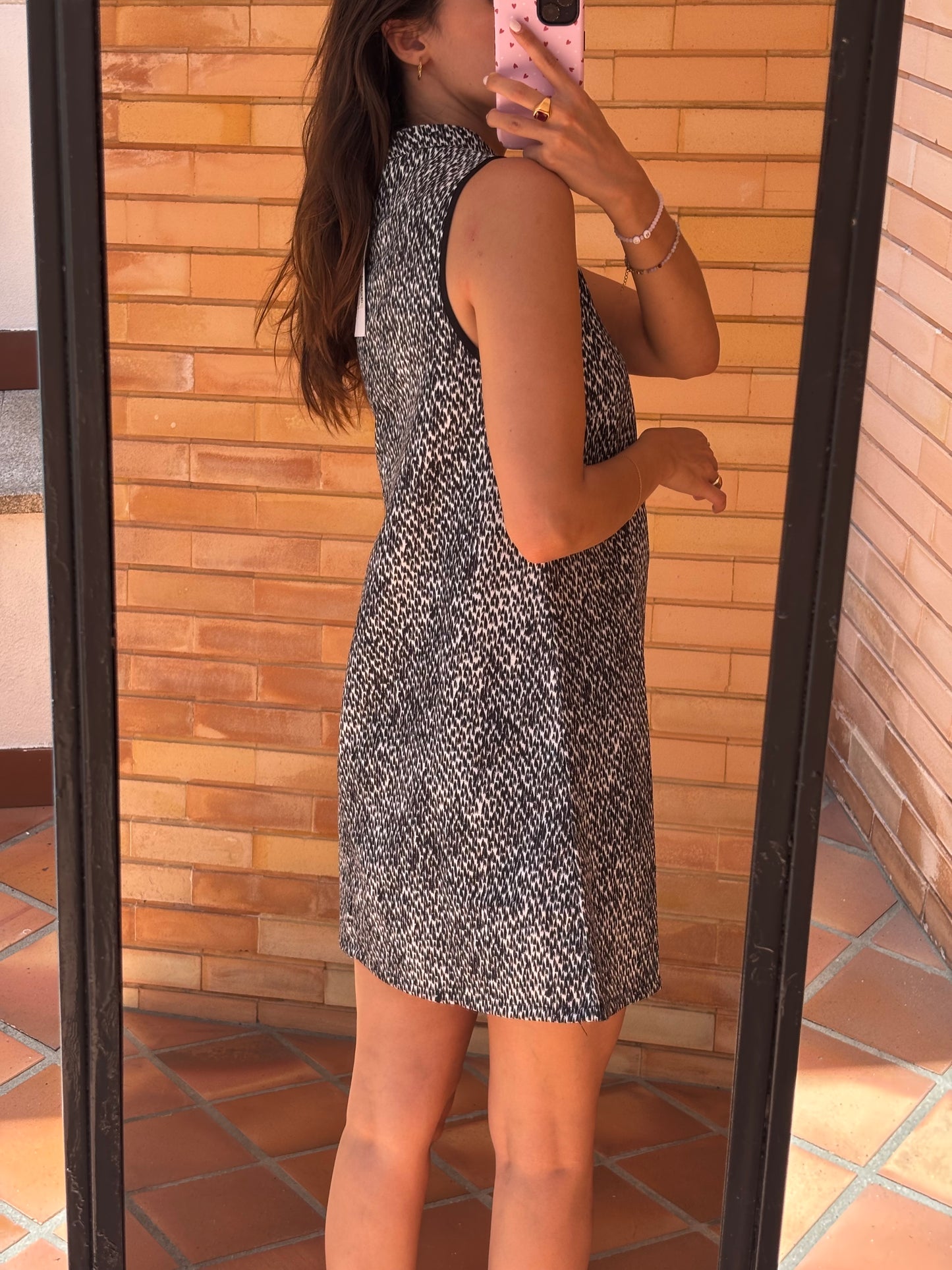 Vestido fluído preto e branco