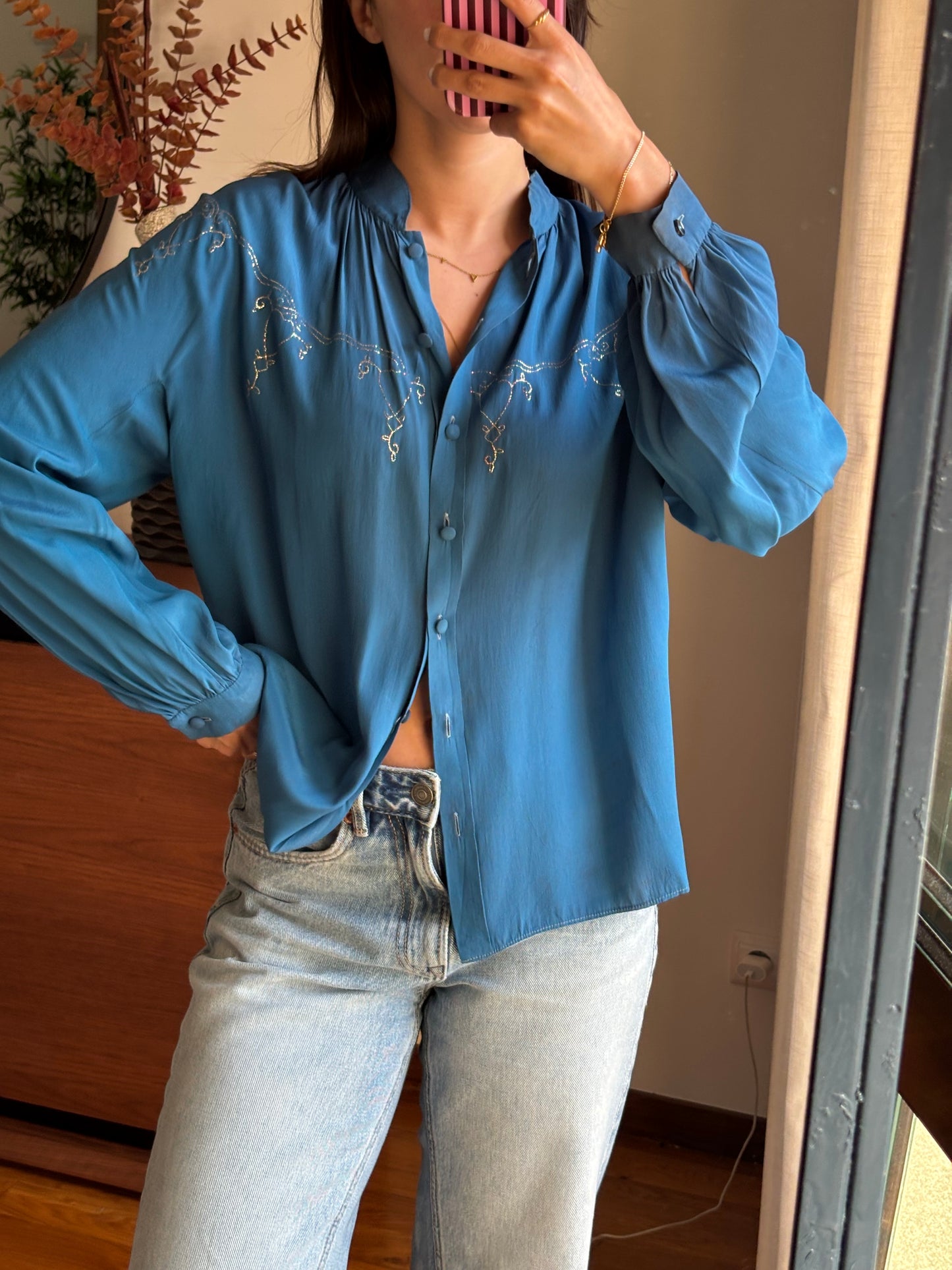 Blusa azul com bordado dourado
