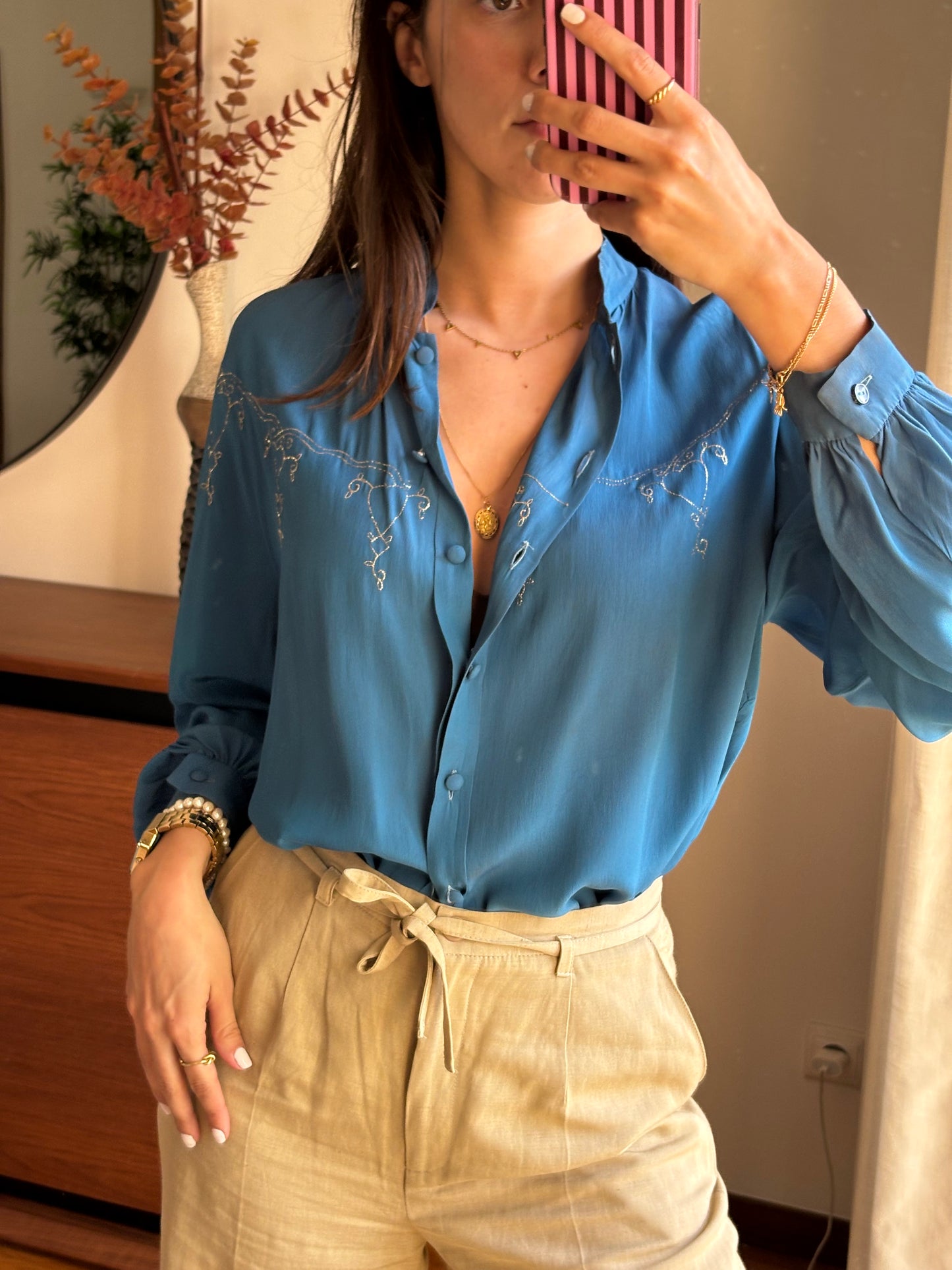 Blusa azul com bordado dourado