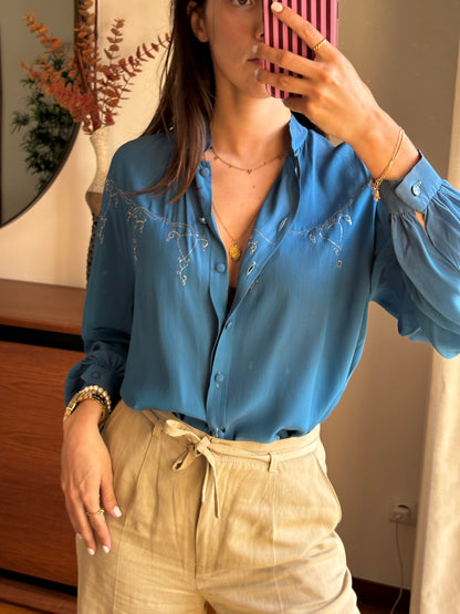 Blusa azul com bordado dourado