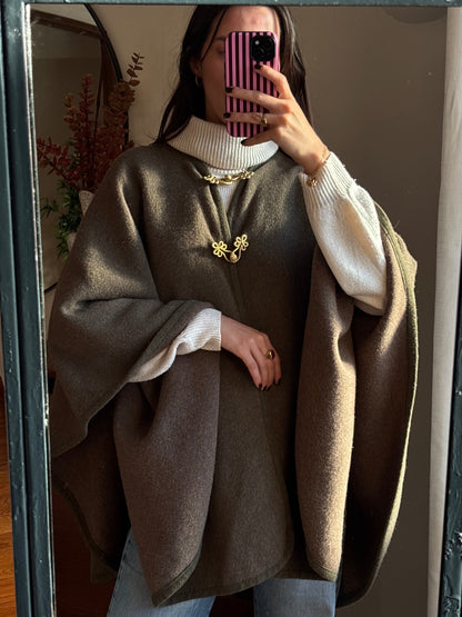 Capa Vintage em Lã com Detalhes Dourados