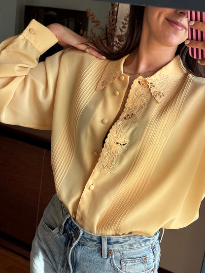 Blusa acetinada amarelo manteiga com renda