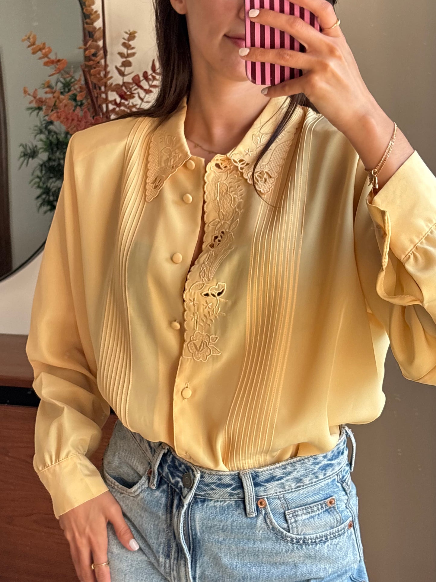 Blusa acetinada amarelo manteiga com renda