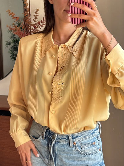 Blusa acetinada amarelo manteiga com renda