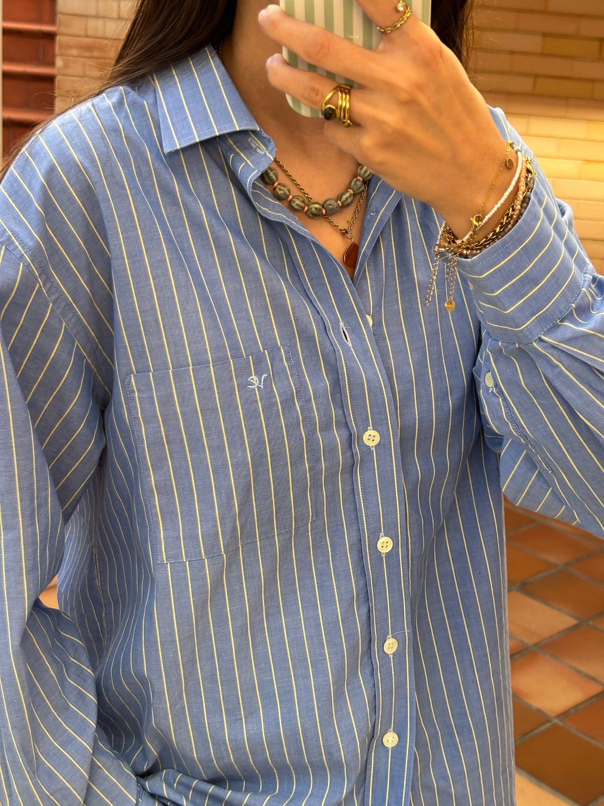 Camisa Azul Às Riscas Com Linhas Amarelas