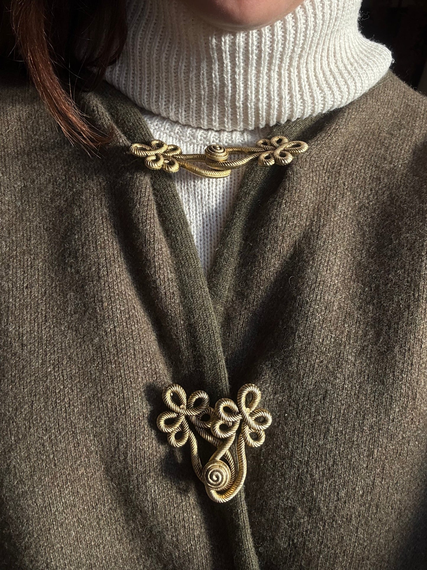 Capa Vintage em Lã com Detalhes Dourados