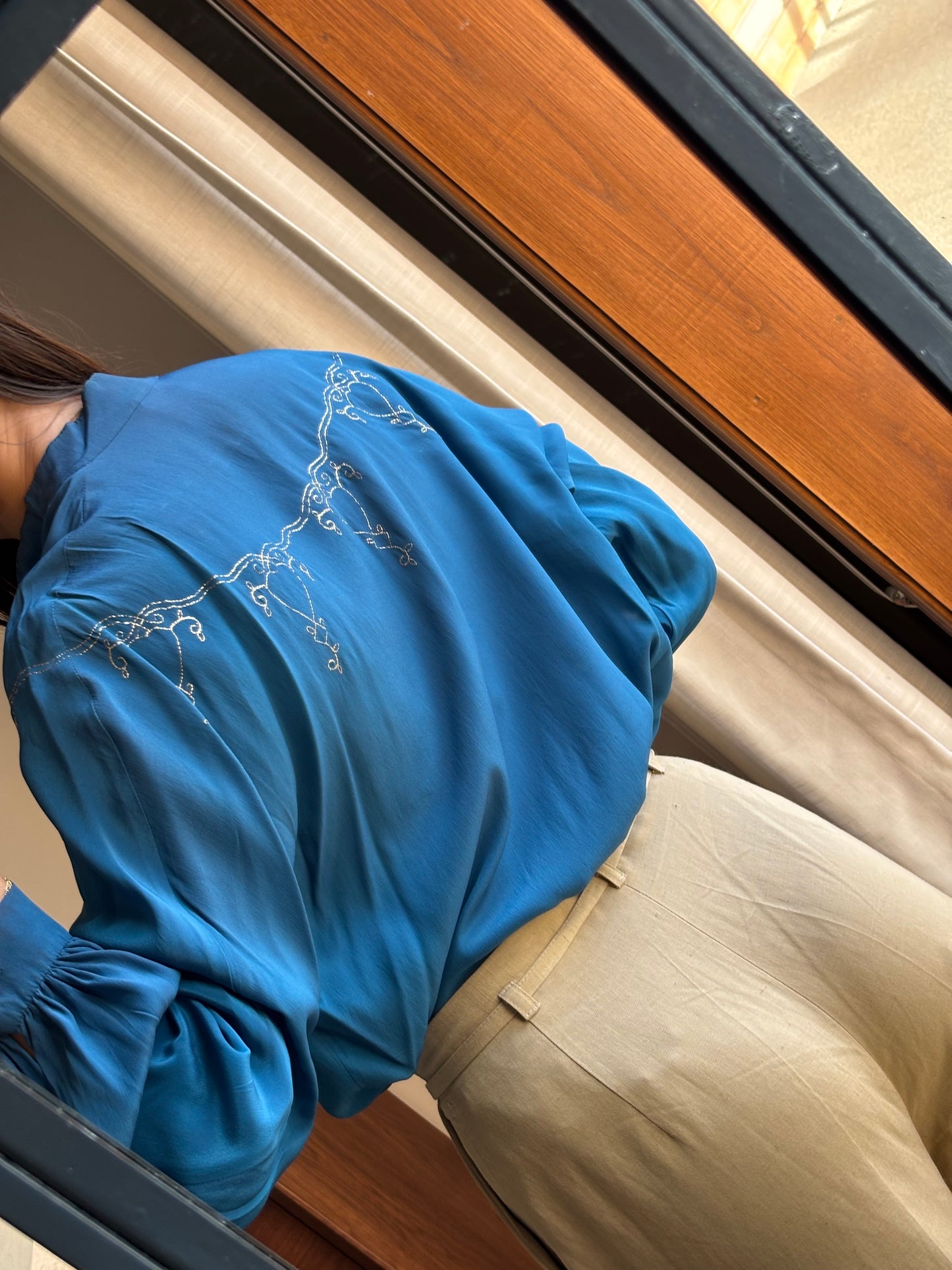 Blusa azul com bordado dourado