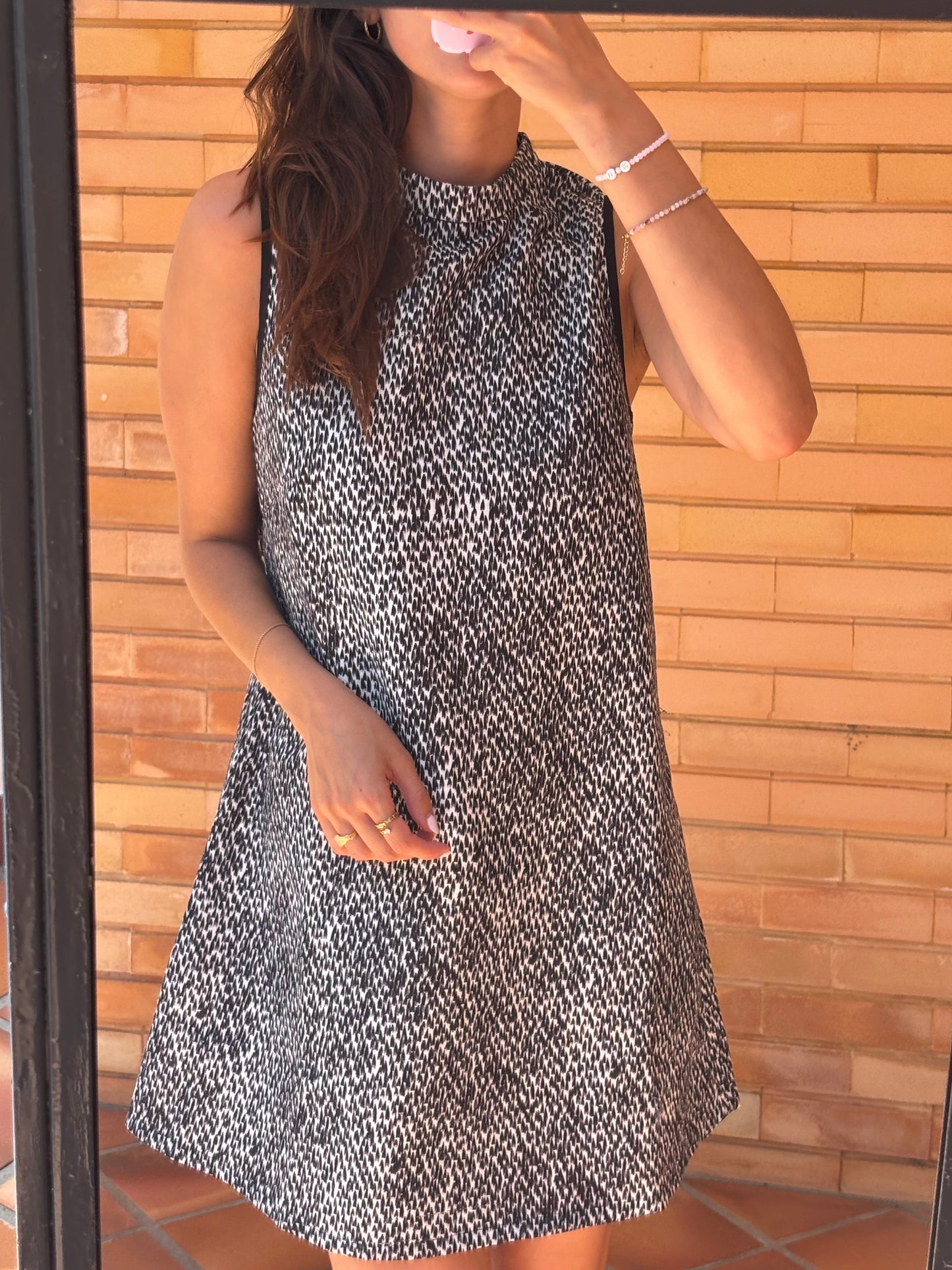 Vestido fluído preto e branco