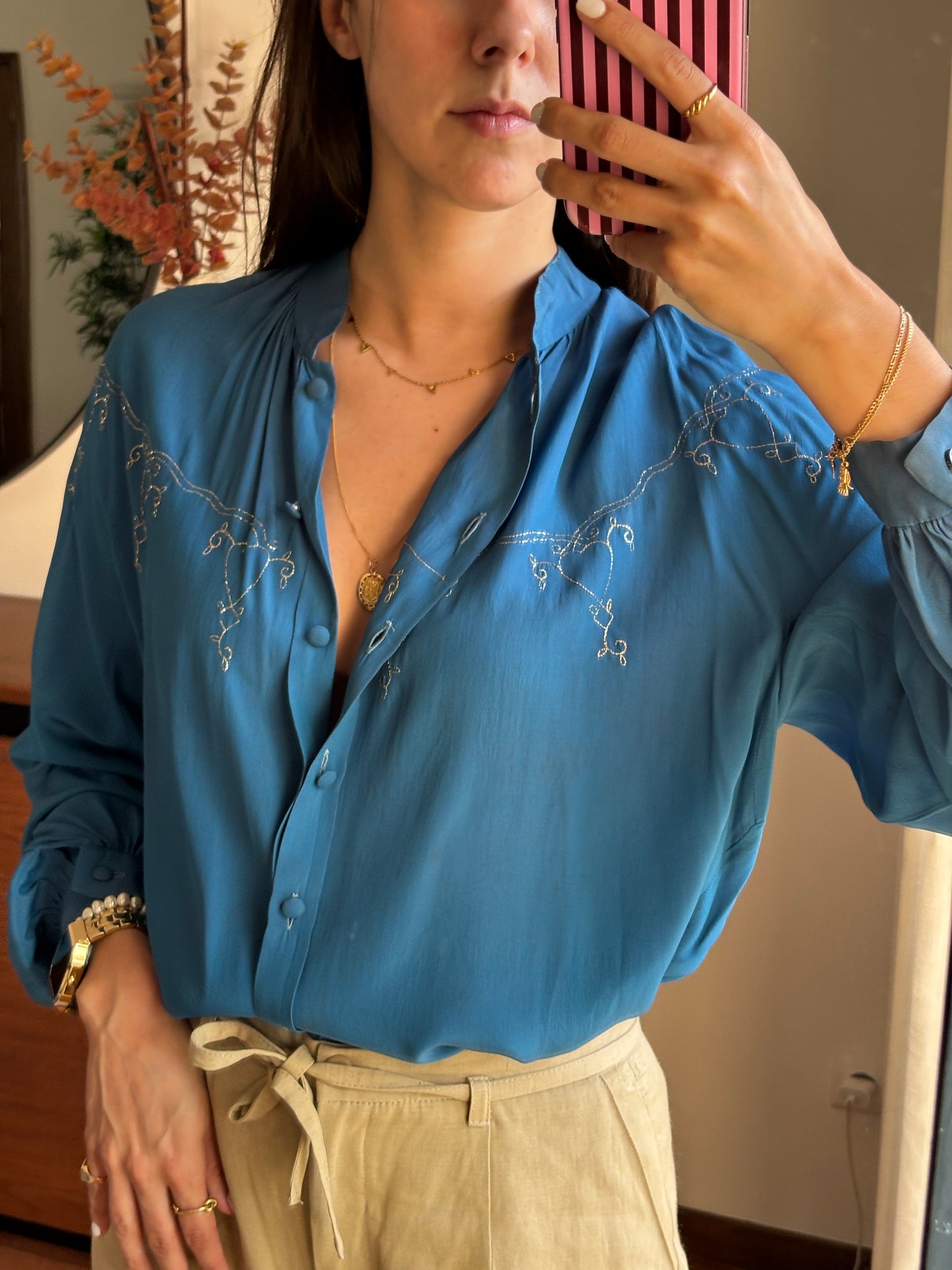 Blusa azul com bordado dourado