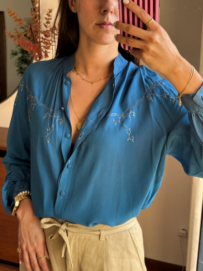 Blusa azul com bordado dourado
