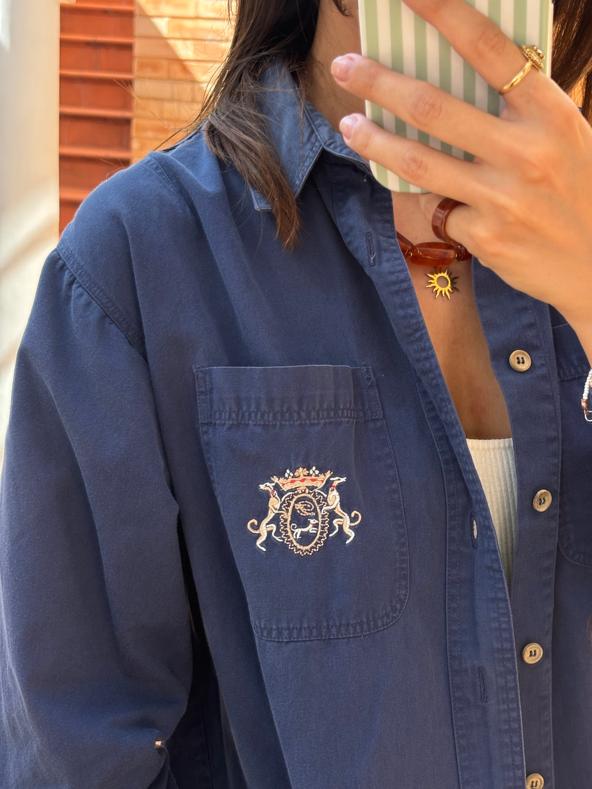 Camisa Azul-Marinho com Brasão Bordado