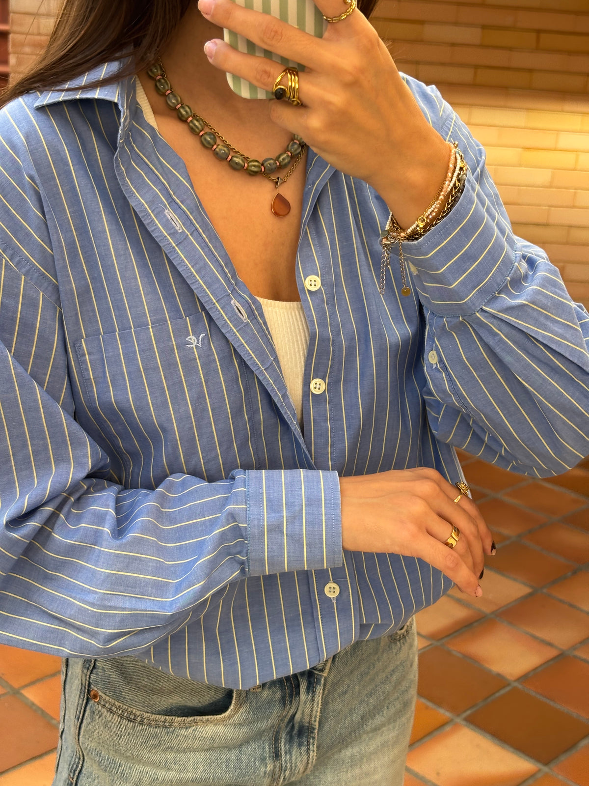 Camisa Azul Às Riscas Com Linhas Amarelas