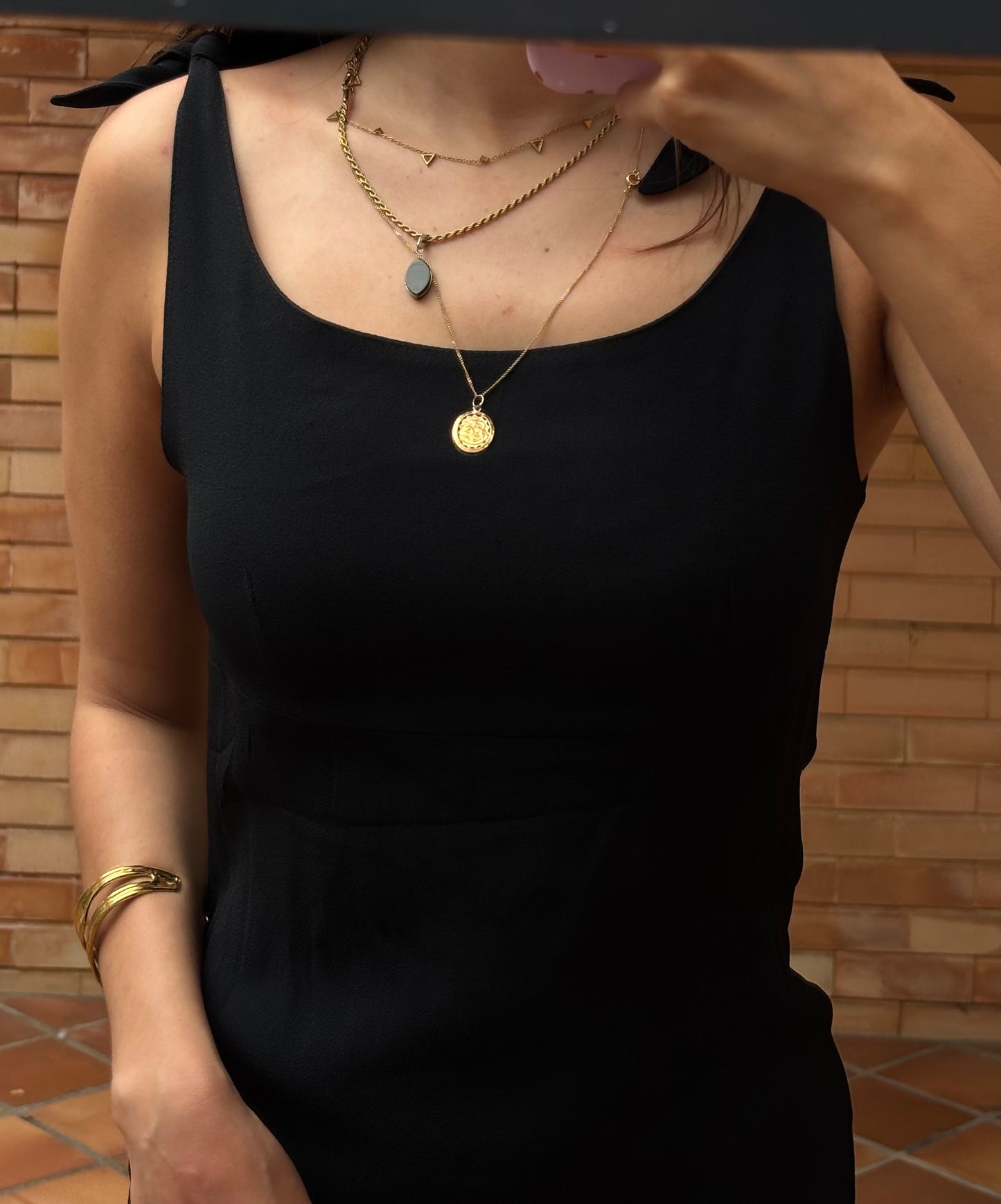 Vestido Preto com Laços