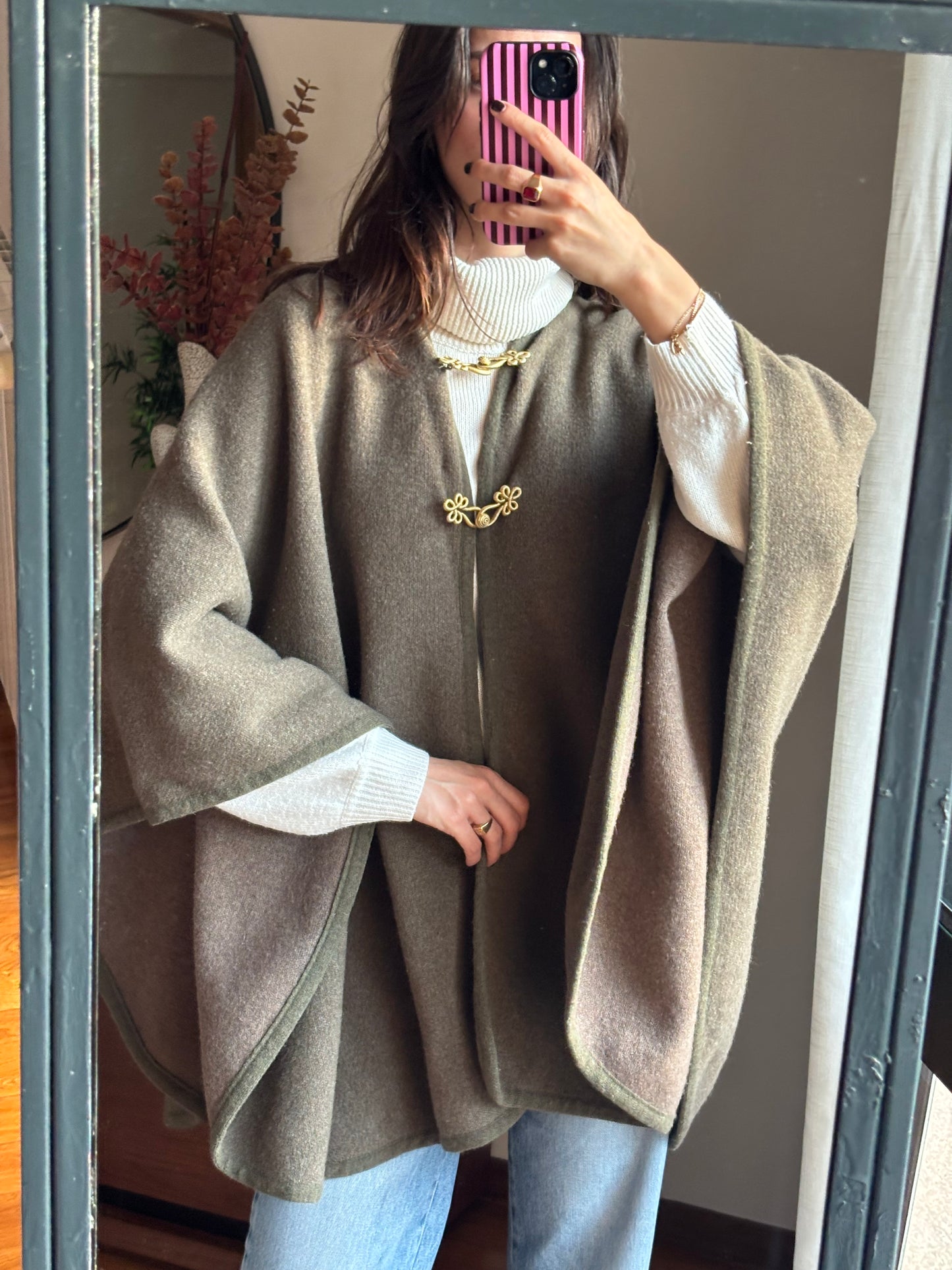 Capa Vintage em Lã com Detalhes Dourados