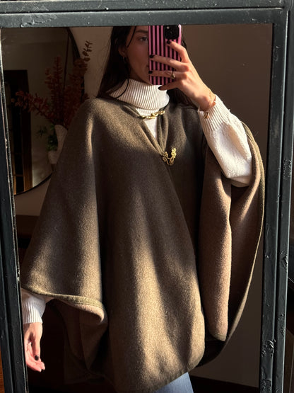 Capa Vintage em Lã com Detalhes Dourados