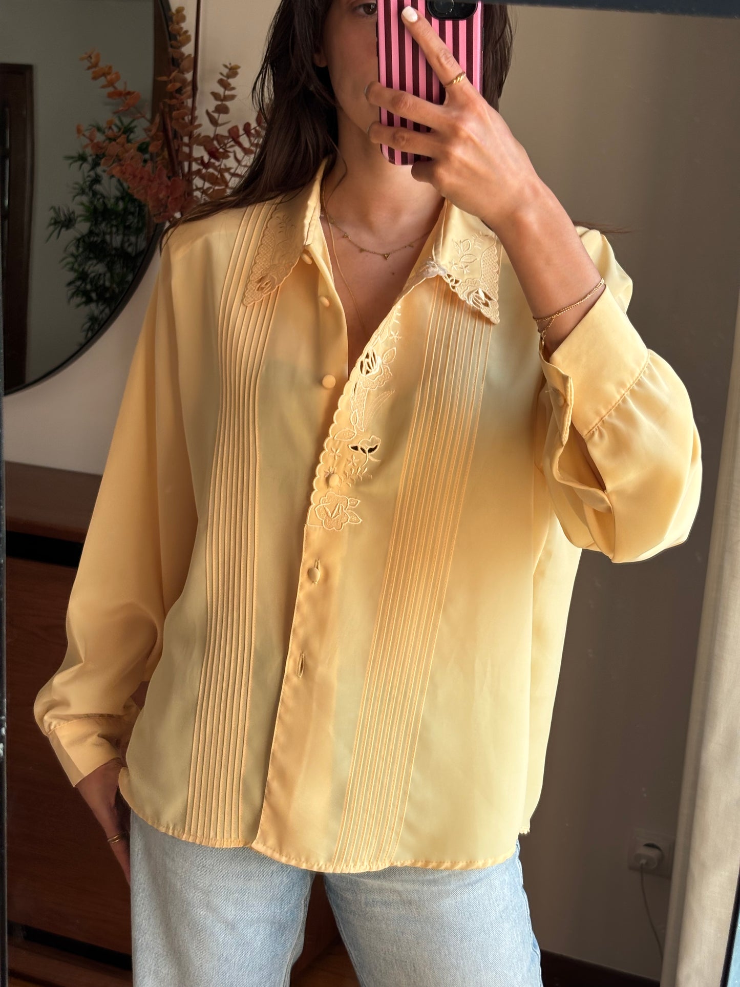Blusa acetinada amarelo manteiga com renda