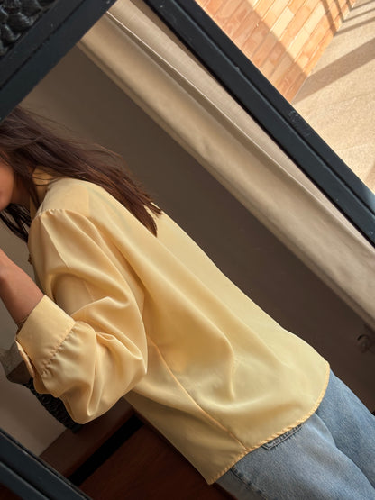 Blusa acetinada amarelo manteiga com renda