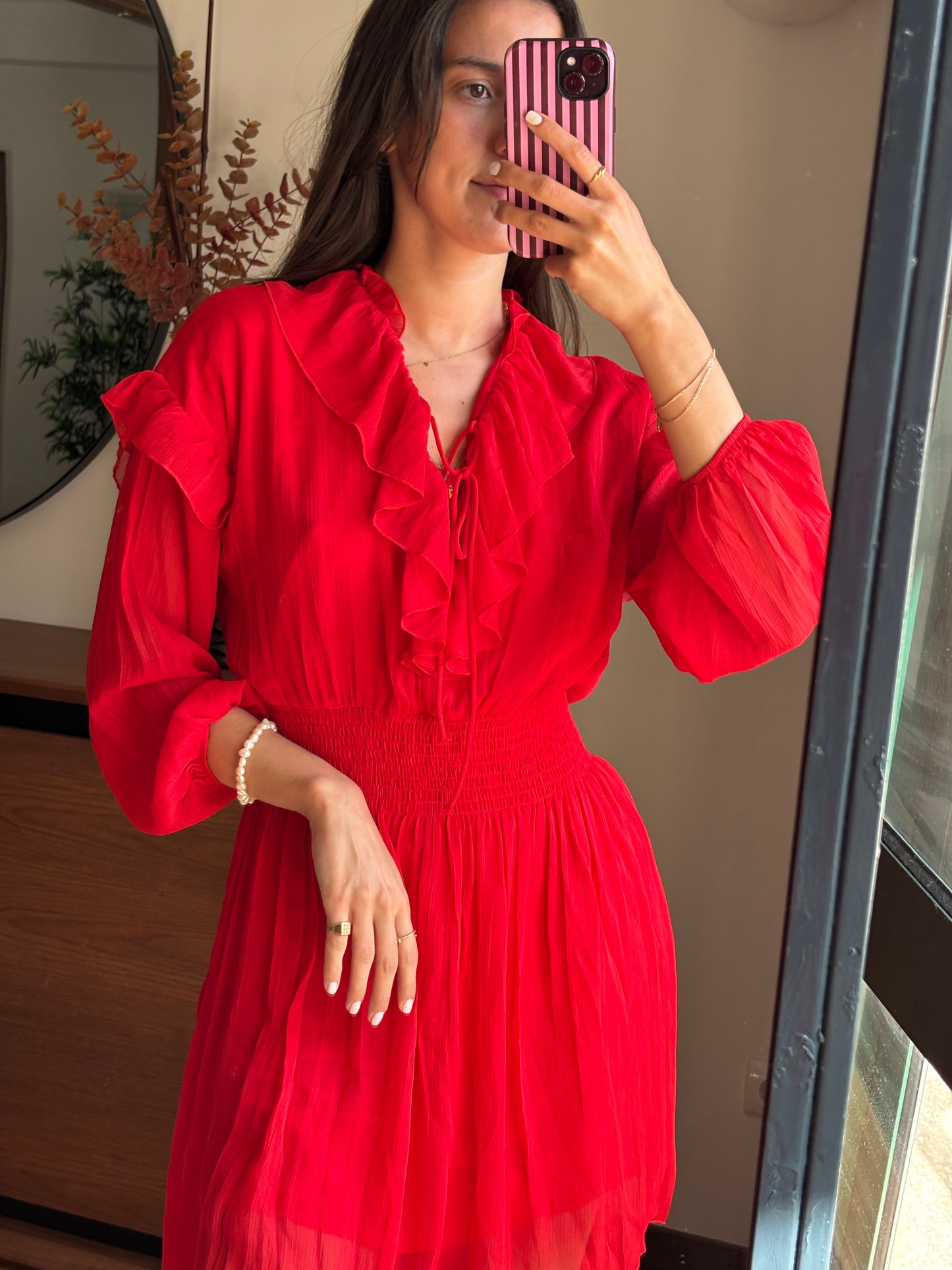 Vestido vermelho com folhos e cintura franzida