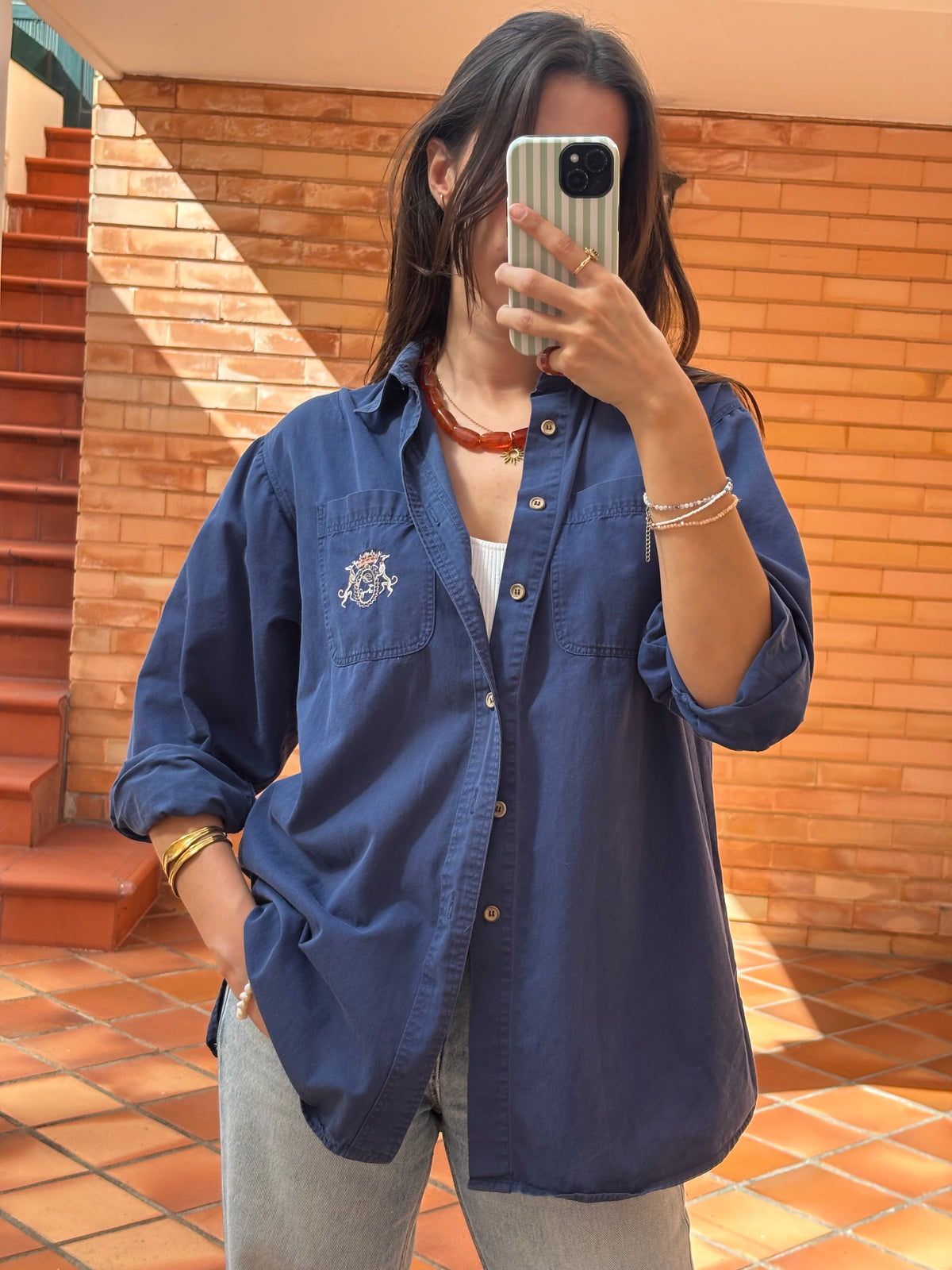 Camisa Azul-Marinho com Brasão Bordado