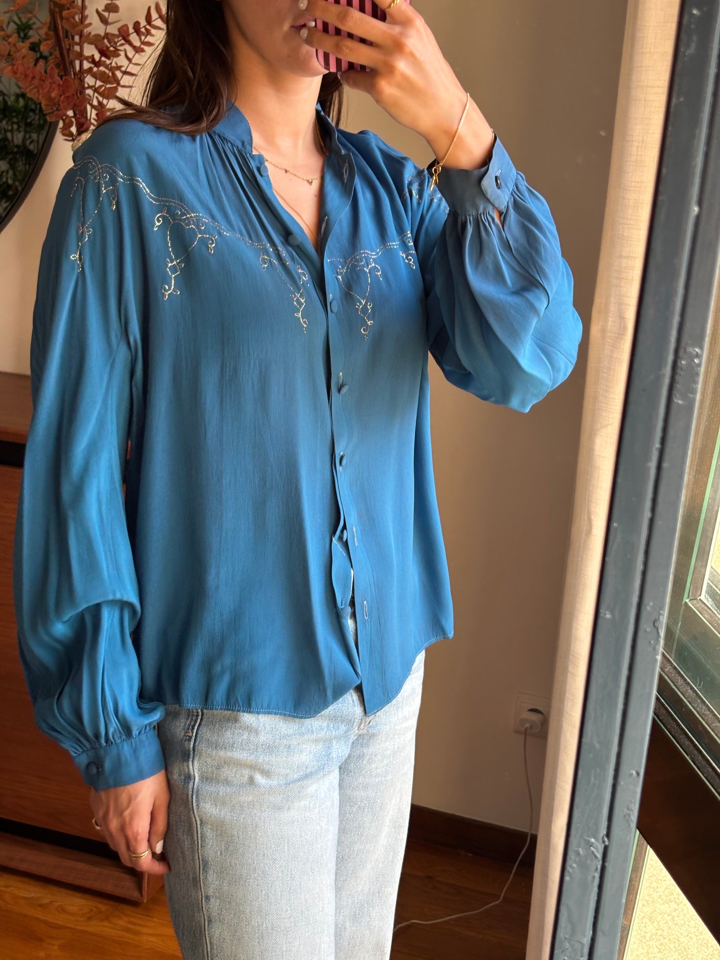 Blusa azul com bordado dourado