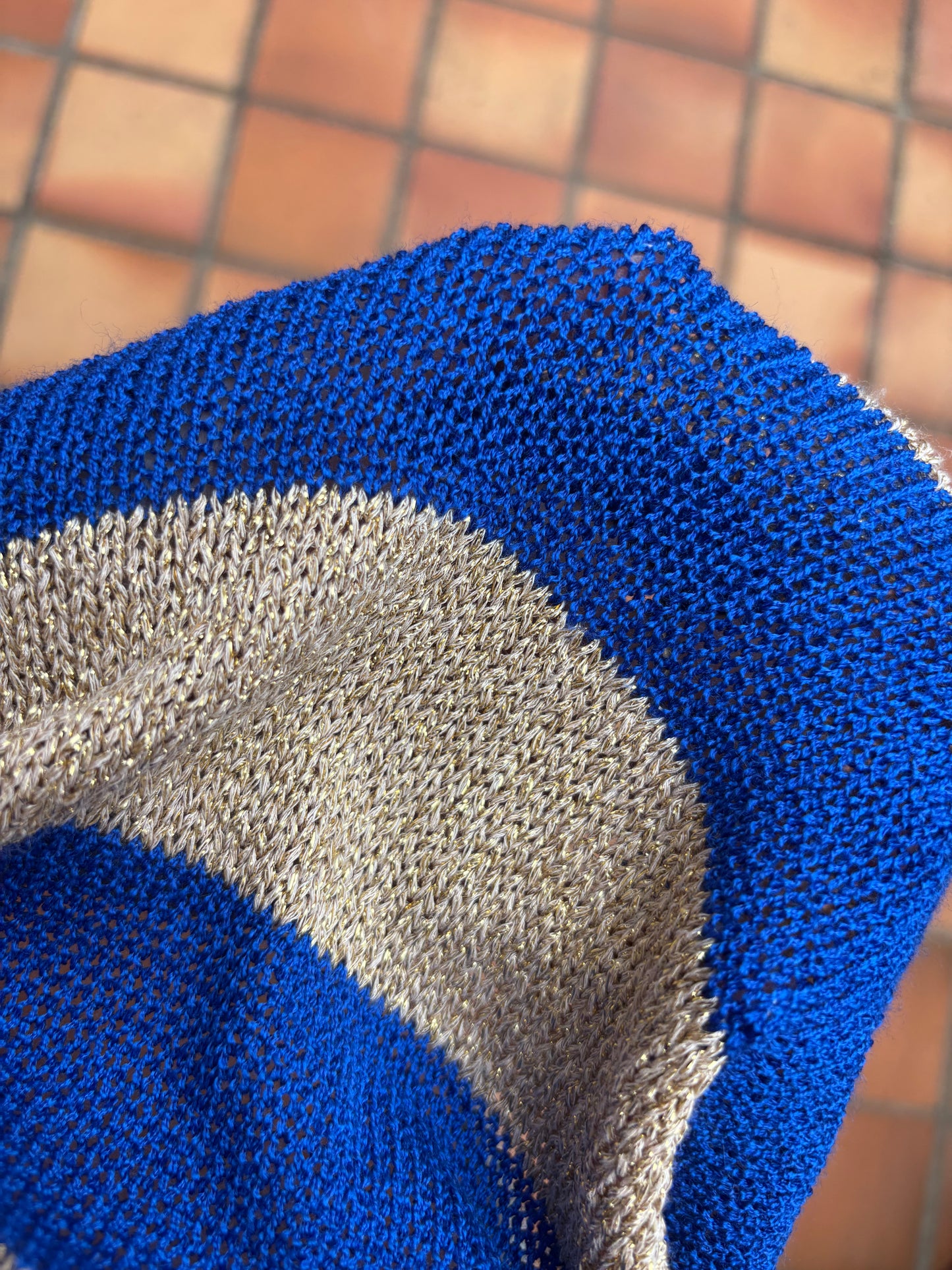 Top de Malha Azul e Dourado