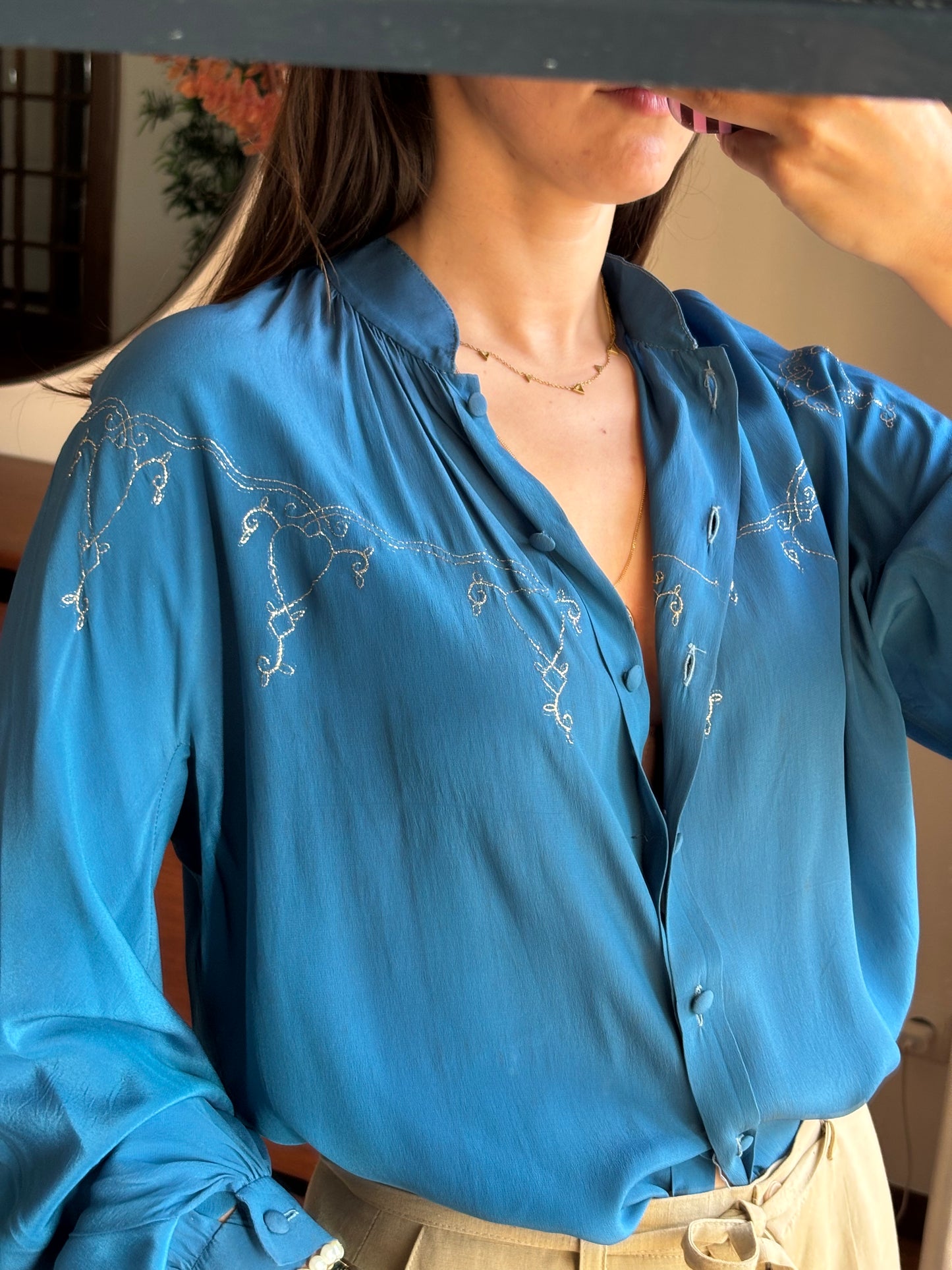 Blusa azul com bordado dourado