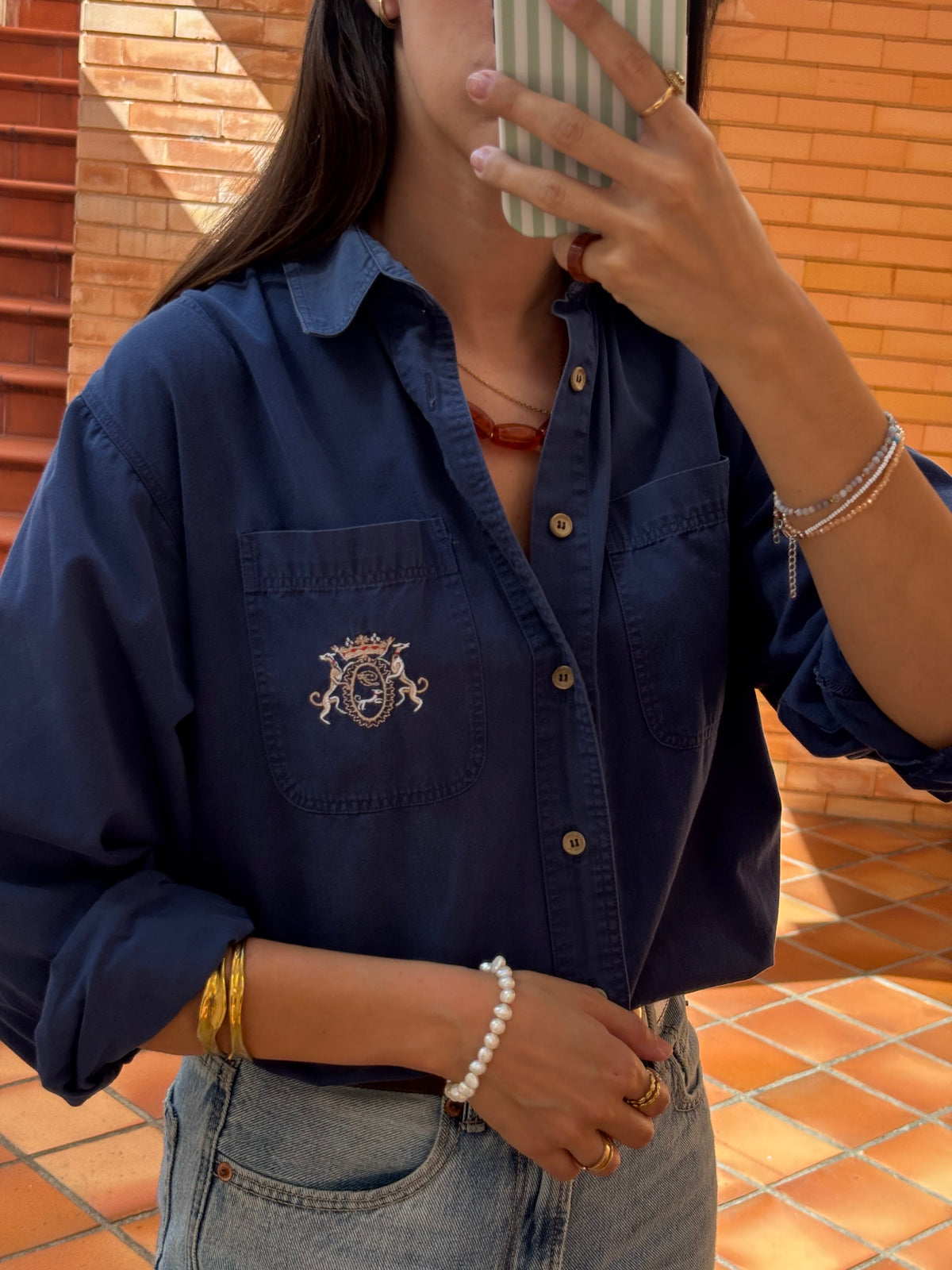 Camisa Azul-Marinho com Brasão Bordado
