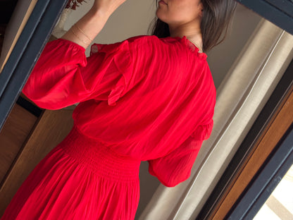 Vestido vermelho com folhos e cintura franzida