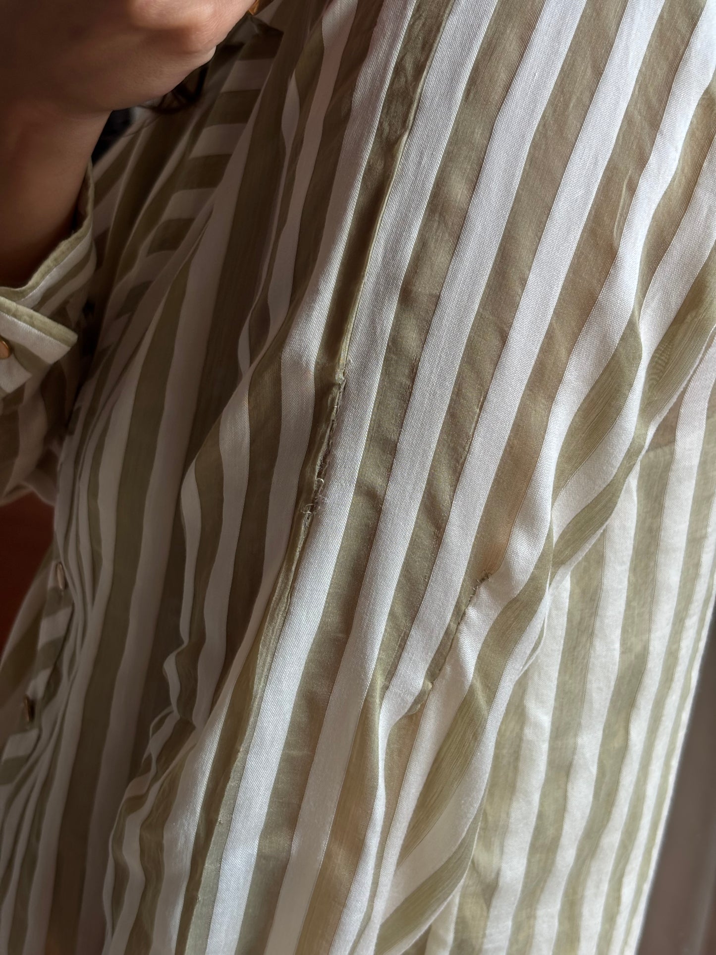Camisa às riscas verde-sage e branco