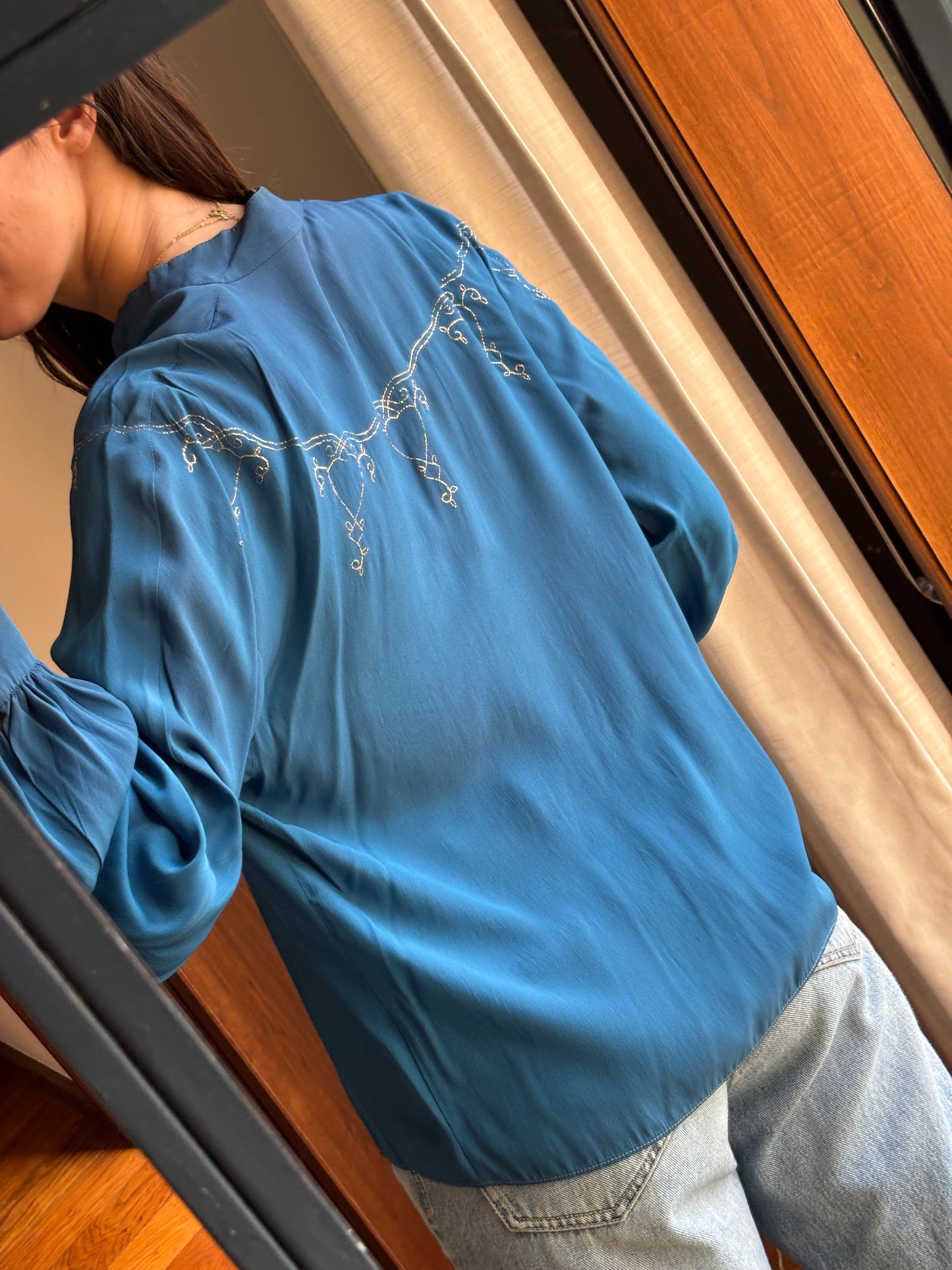 Blusa azul com bordado dourado