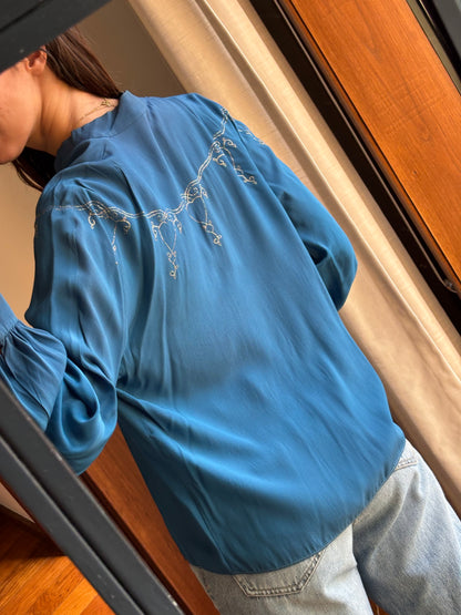 Blusa azul com bordado dourado
