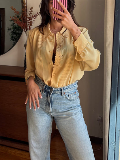 Blusa acetinada amarelo manteiga com renda