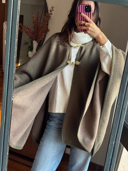 Capa Vintage em Lã com Detalhes Dourados