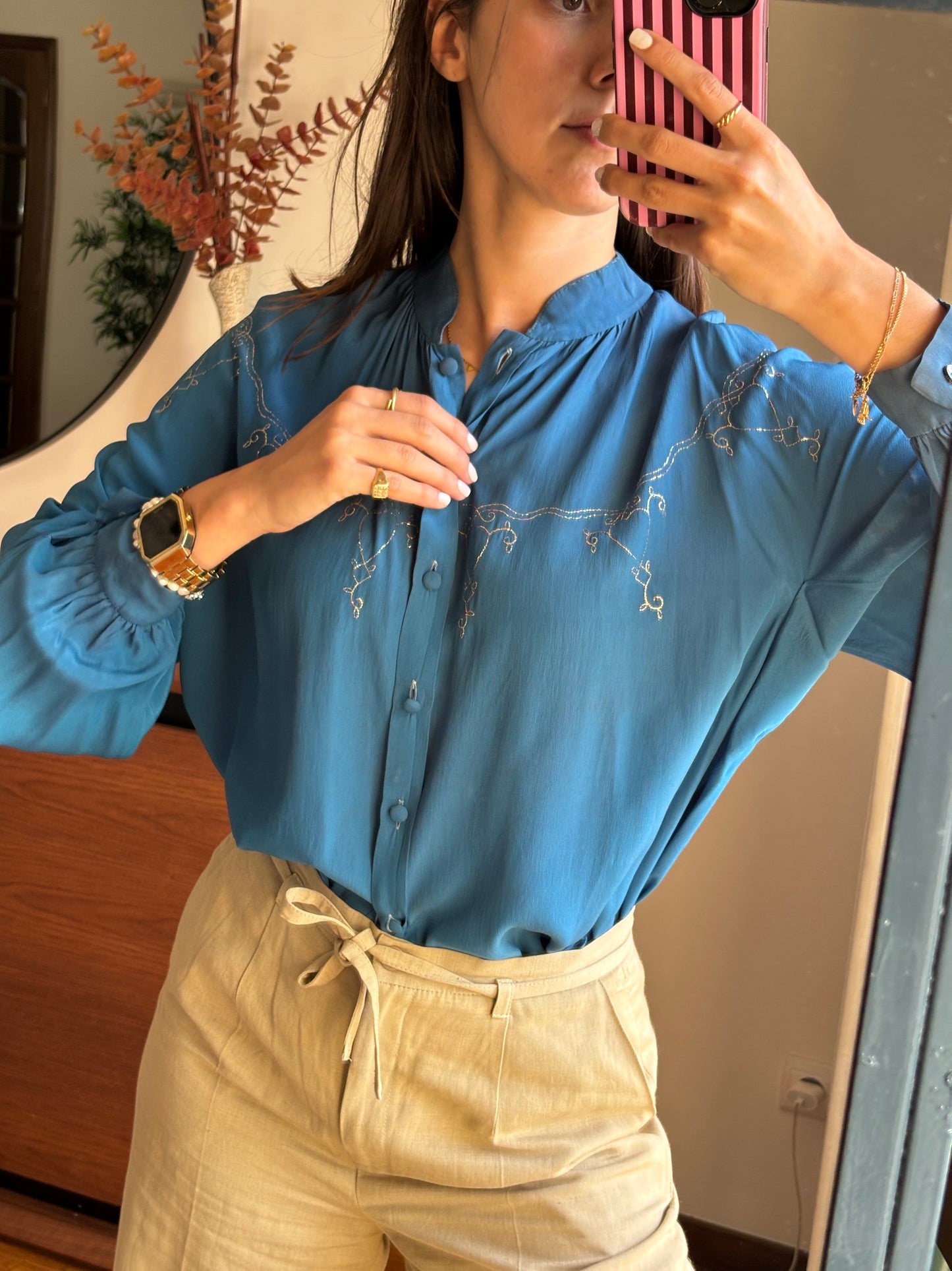 Blusa azul com bordado dourado