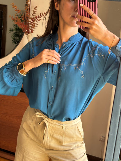 Blusa azul com bordado dourado