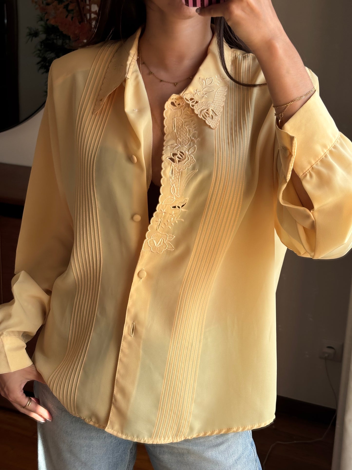 Blusa acetinada amarelo manteiga com renda