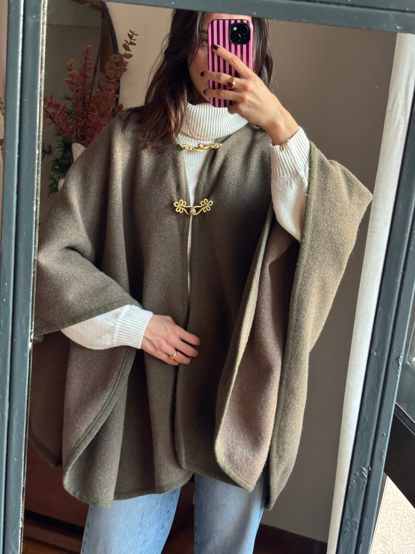 Capa Vintage em Lã com Detalhes Dourados