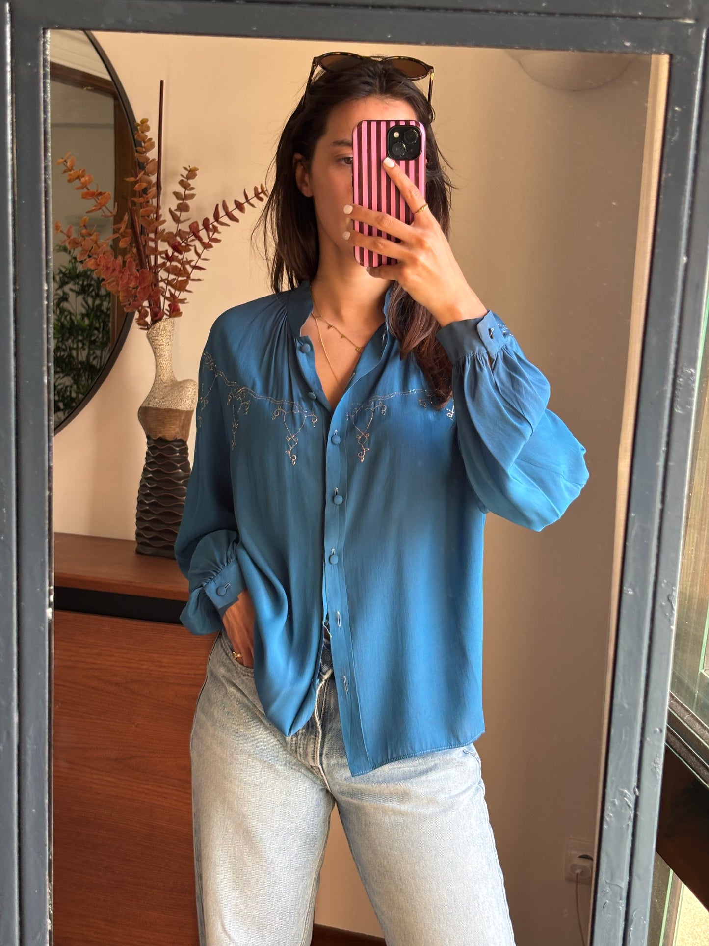 Blusa azul com bordado dourado