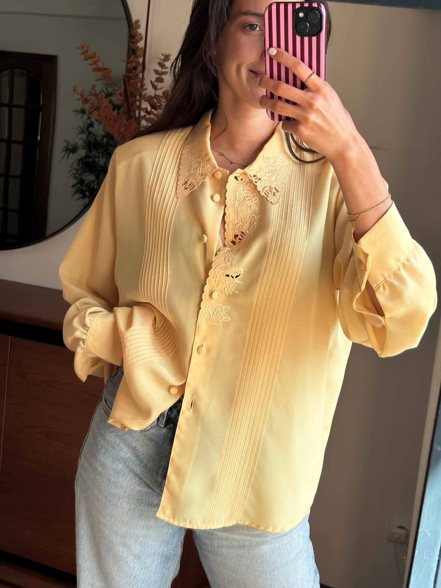Blusa acetinada amarelo manteiga com renda
