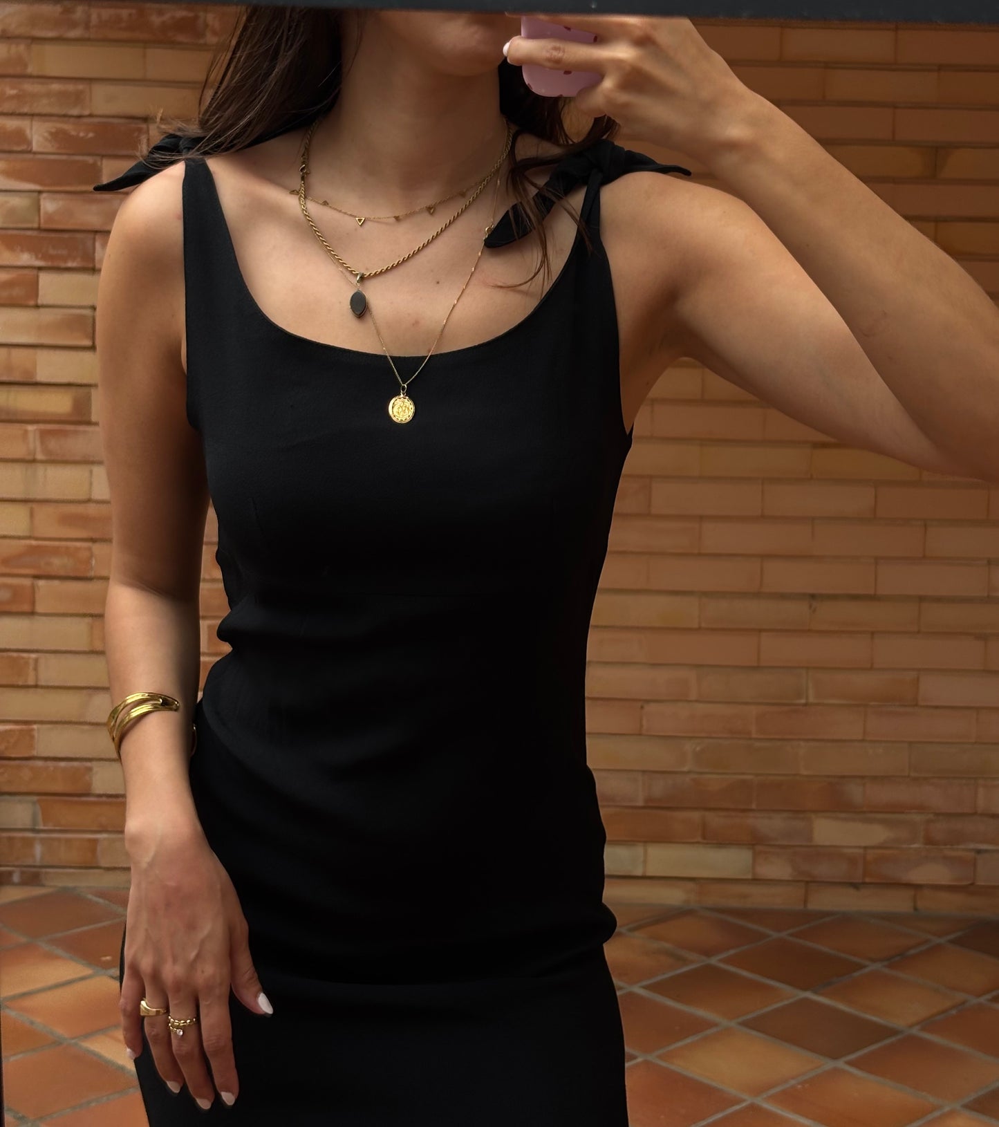 Vestido Preto com Laços