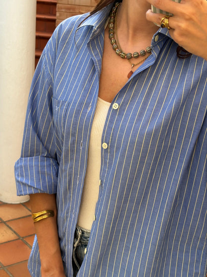 Camisa Azul Às Riscas Com Linhas Amarelas