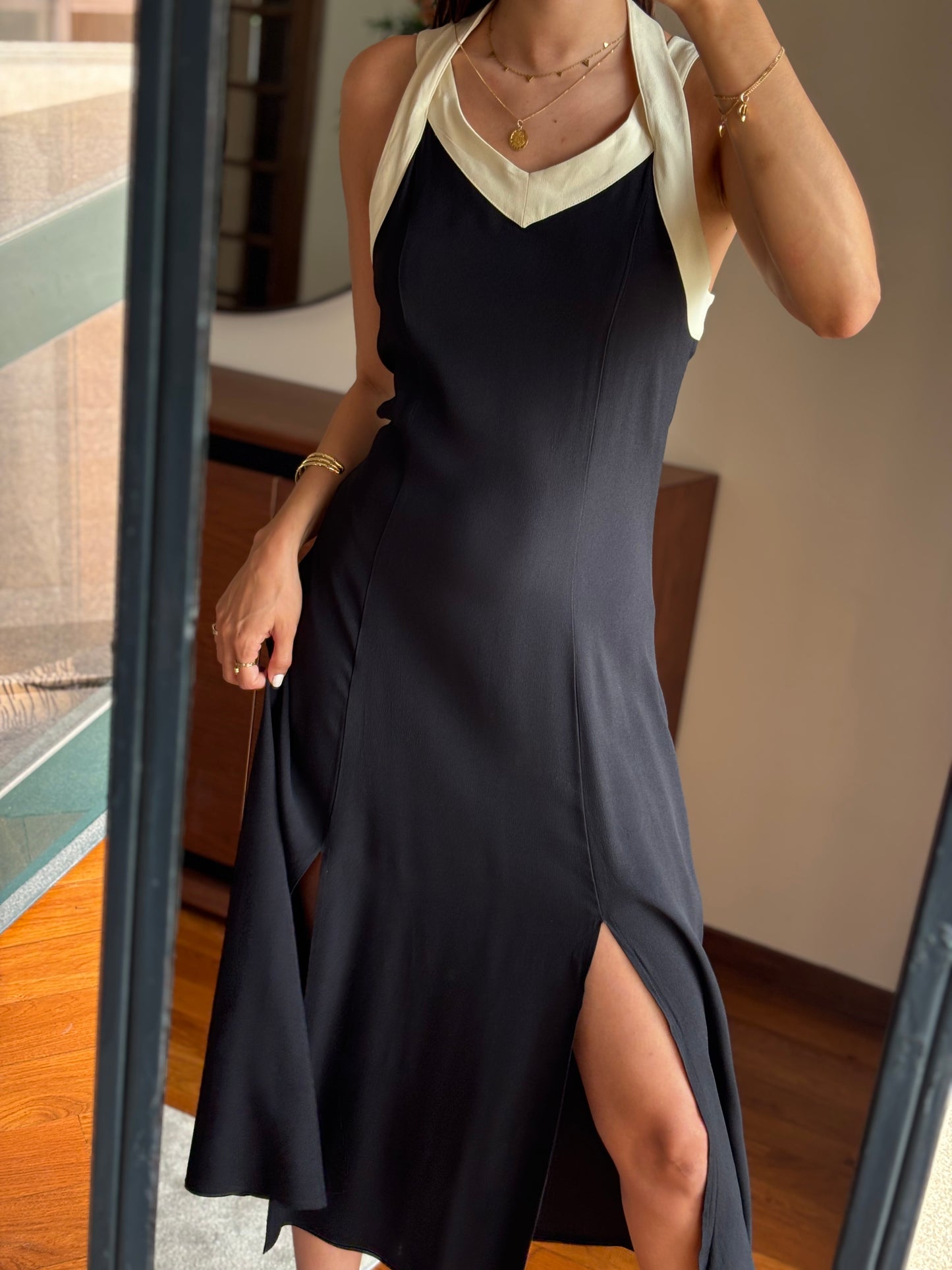 Vestido Midi Preto com Detalhe Creme