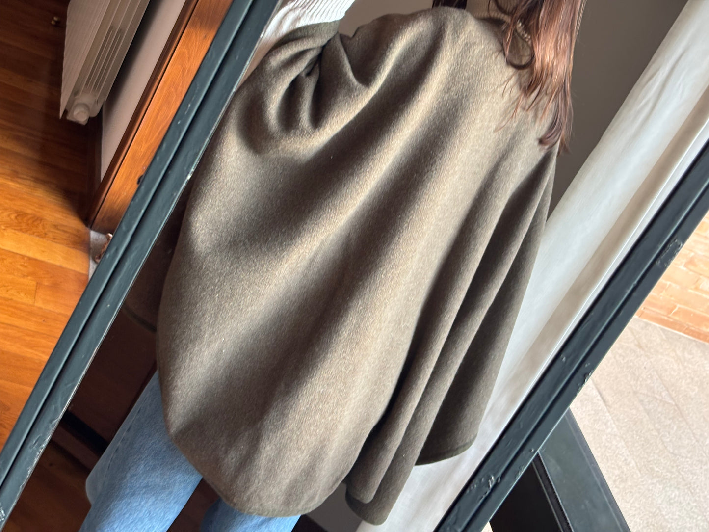 Capa Vintage em Lã com Detalhes Dourados