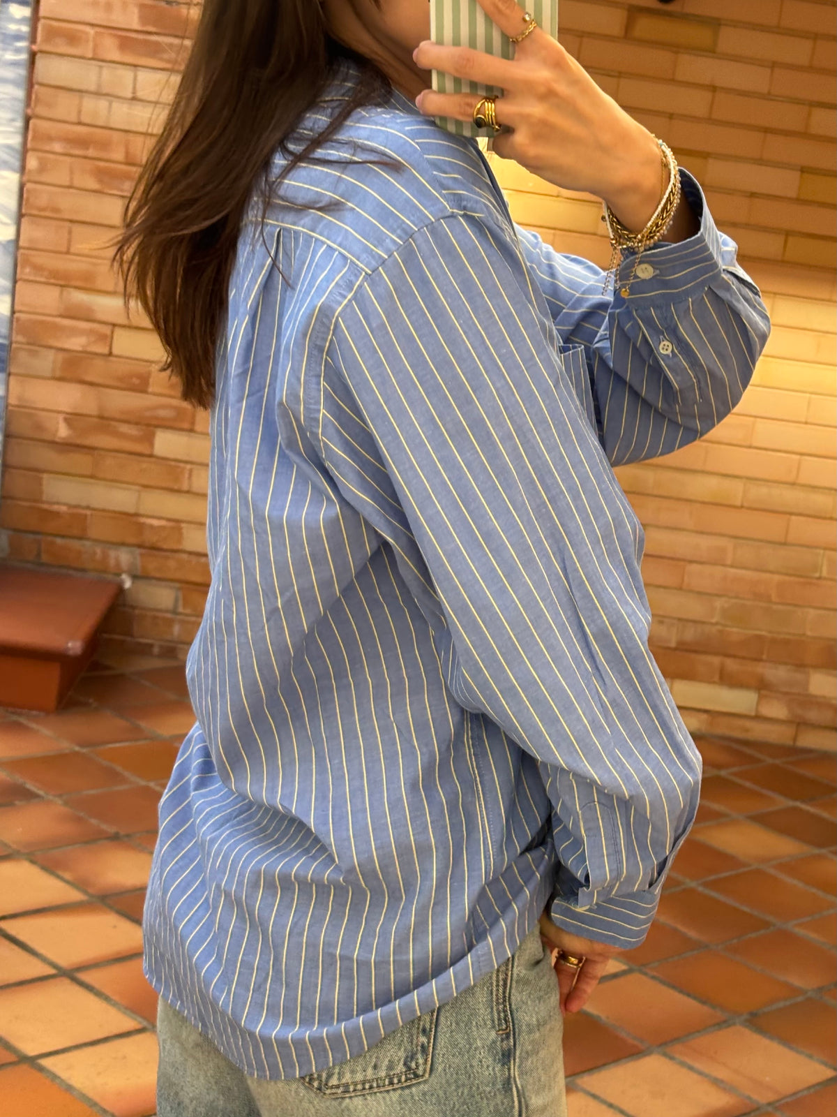 Camisa Azul Às Riscas Com Linhas Amarelas