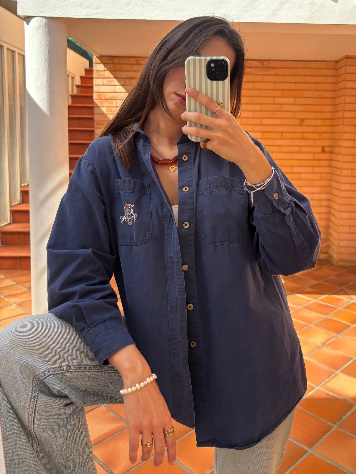 Camisa Azul-Marinho com Brasão Bordado