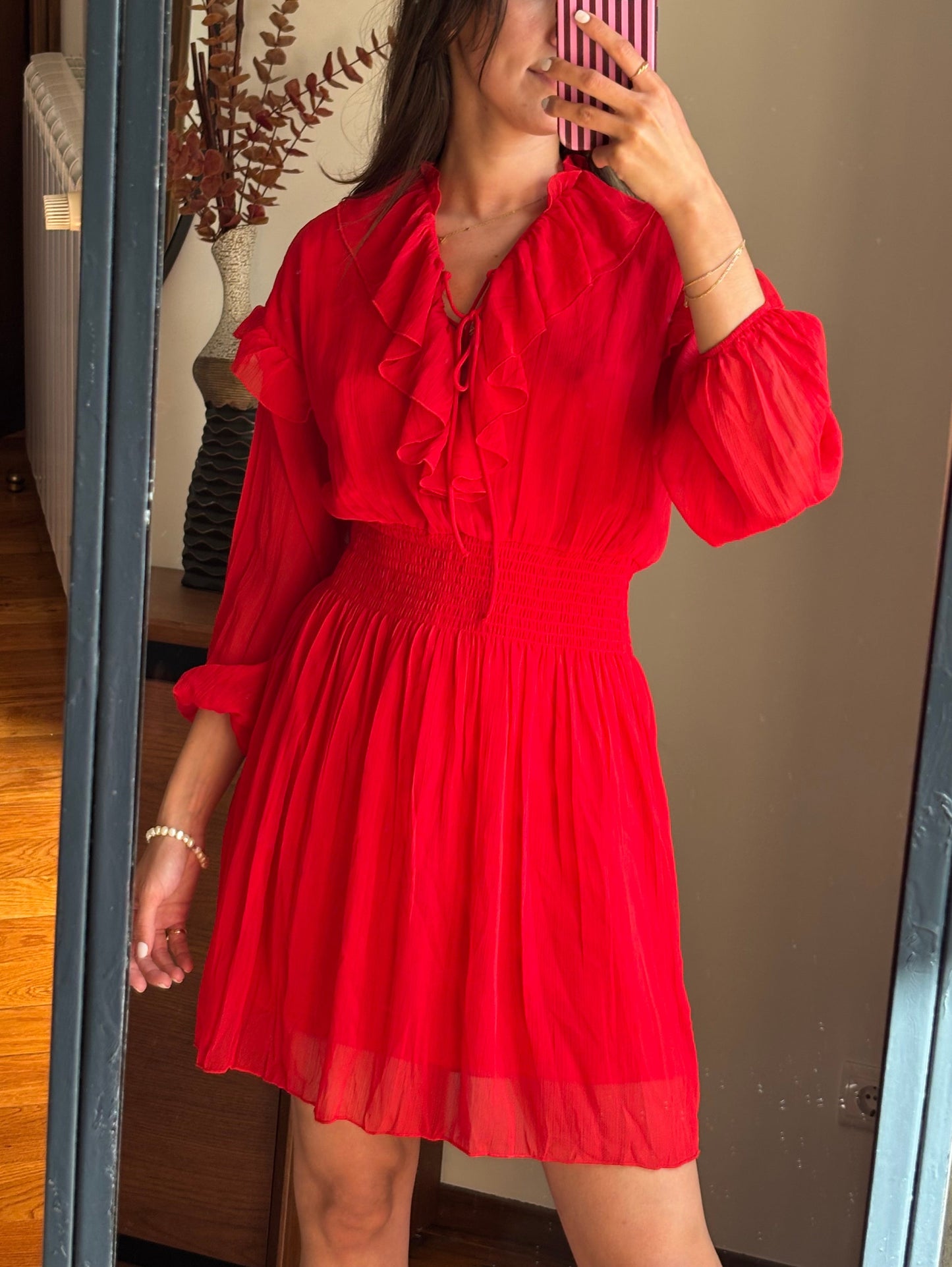 Vestido vermelho com folhos e cintura franzida