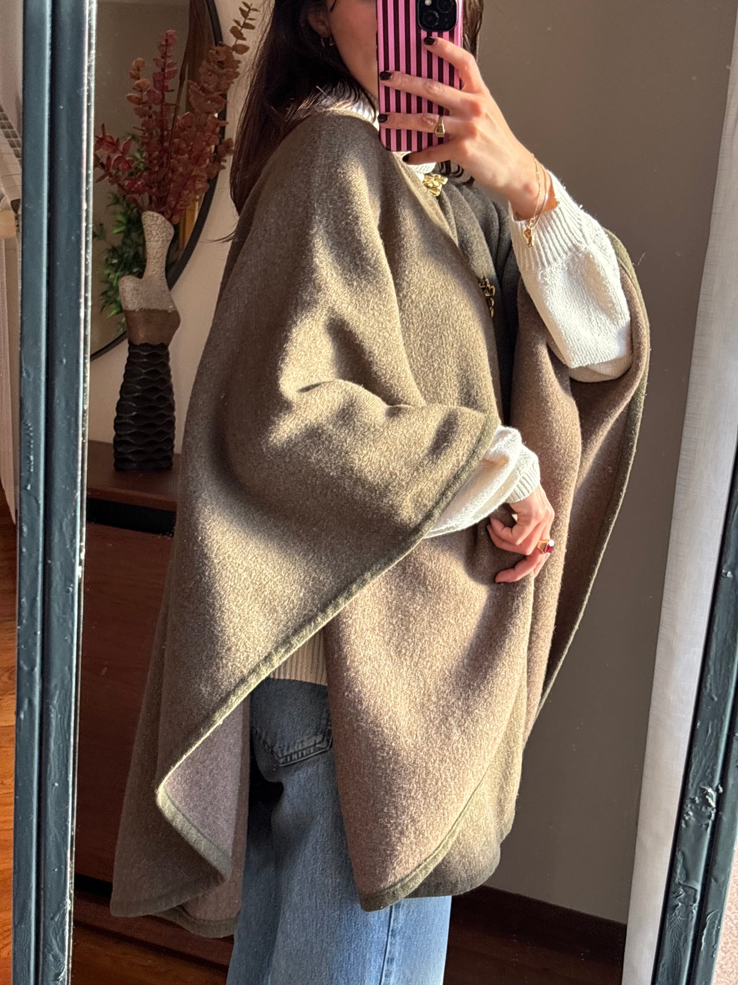 Capa Vintage em Lã com Detalhes Dourados