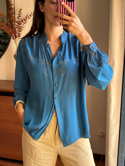 Blusa azul com bordado dourado