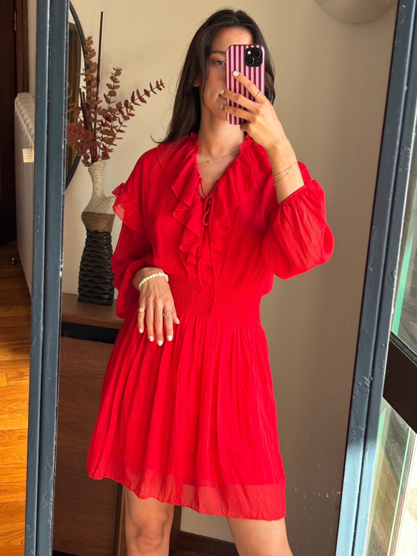 Vestido vermelho com folhos e cintura franzida